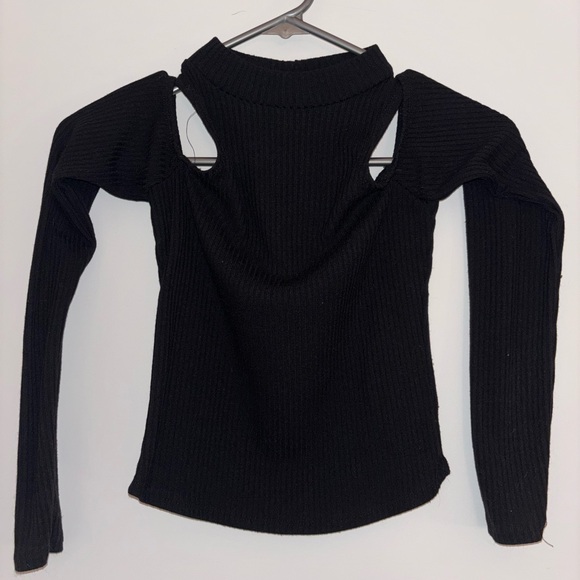 Black Cropped Cutout Shoulder Top - Picture 2 of 2